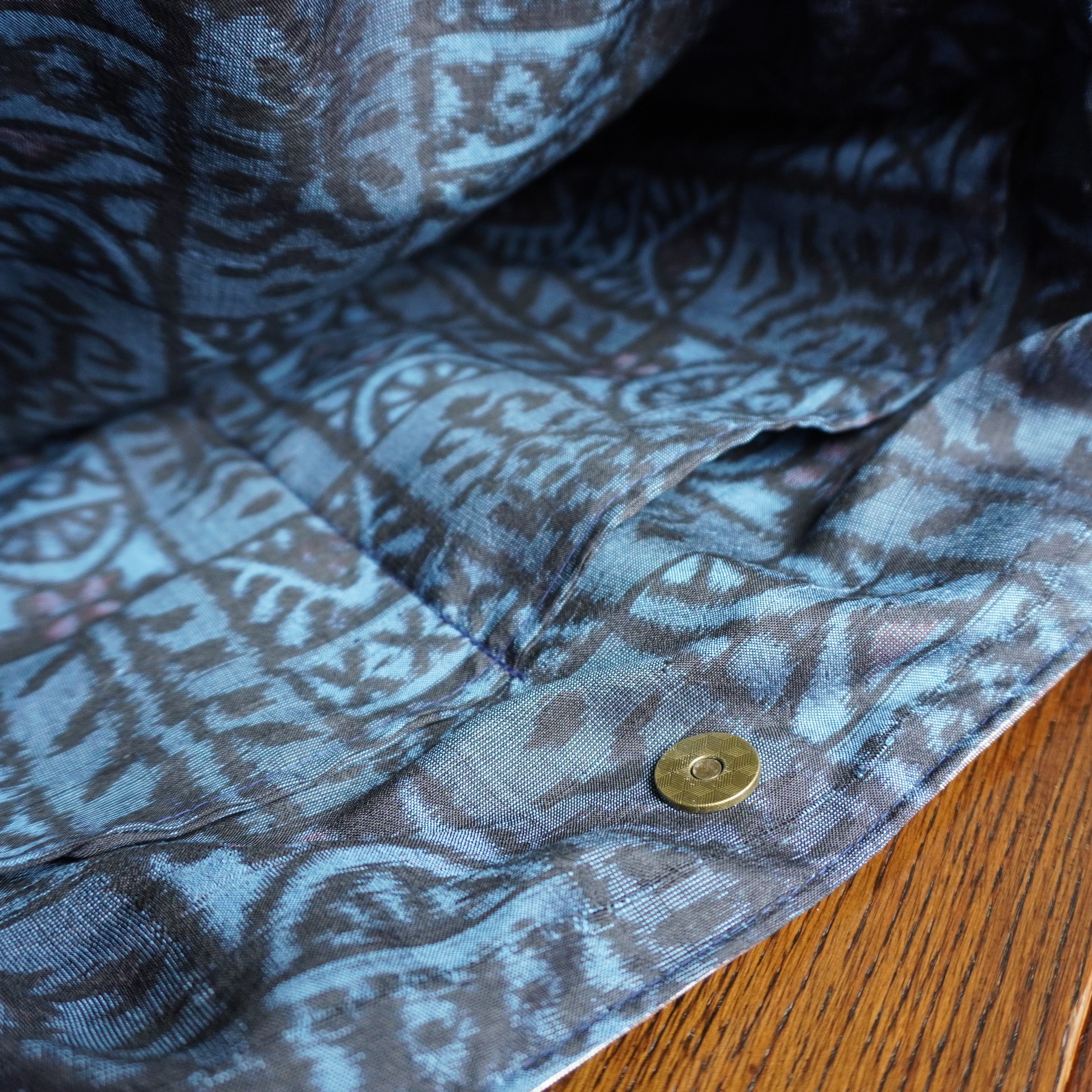 美しい蒼色の帯を使ったトートバッグ　アップサイクルバッグ　 K081