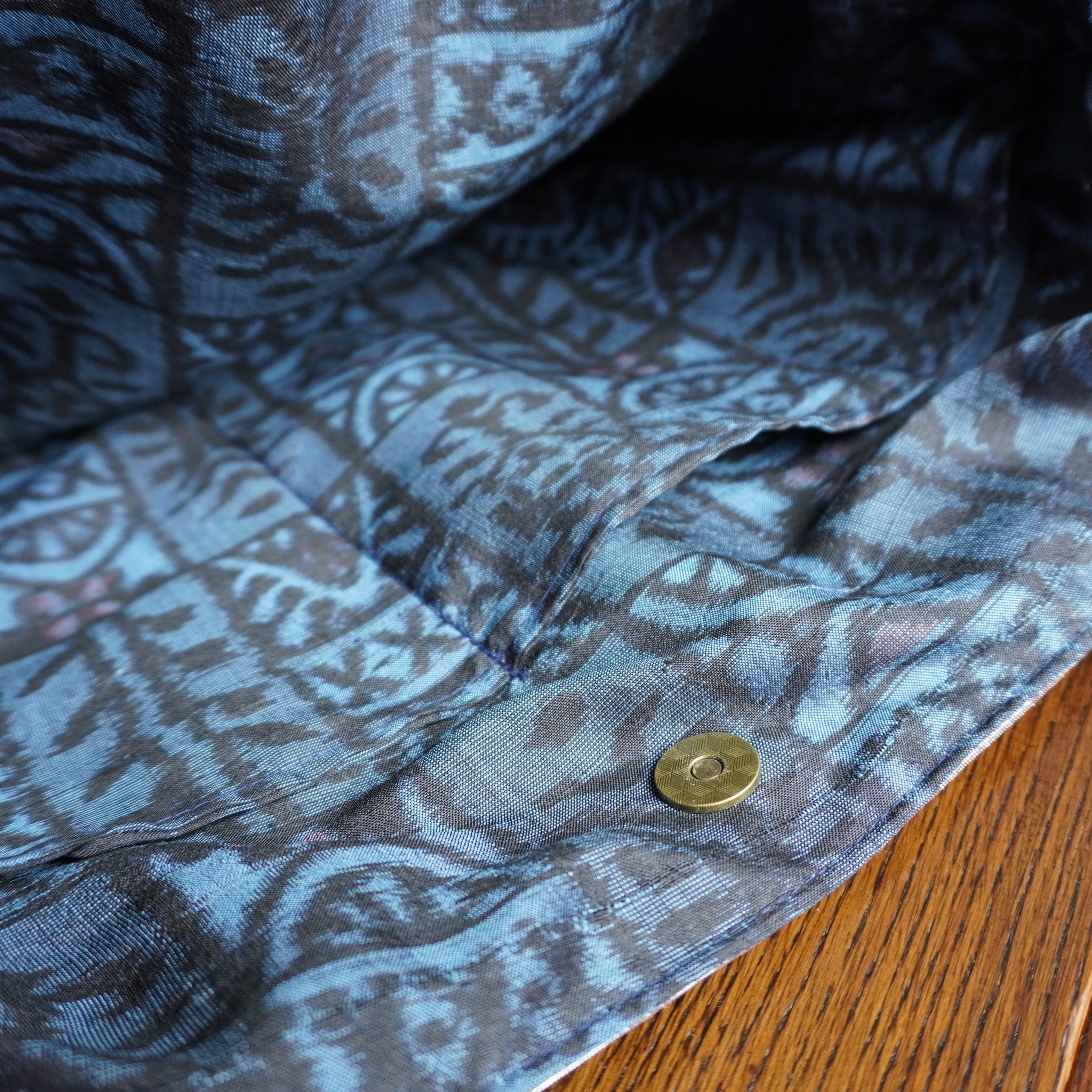 美しい蒼色の帯を使ったトートバッグ　アップサイクルバッグ　 K081