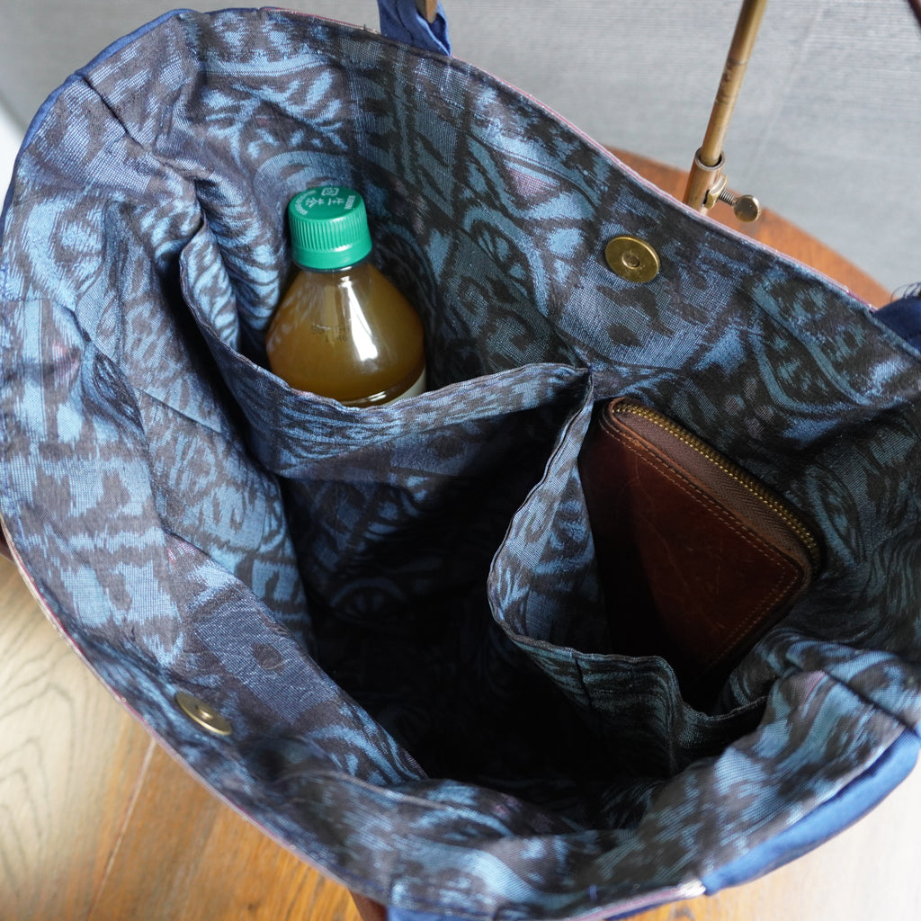 美しい蒼色の帯を使ったトートバッグ　アップサイクルバッグ　 K081