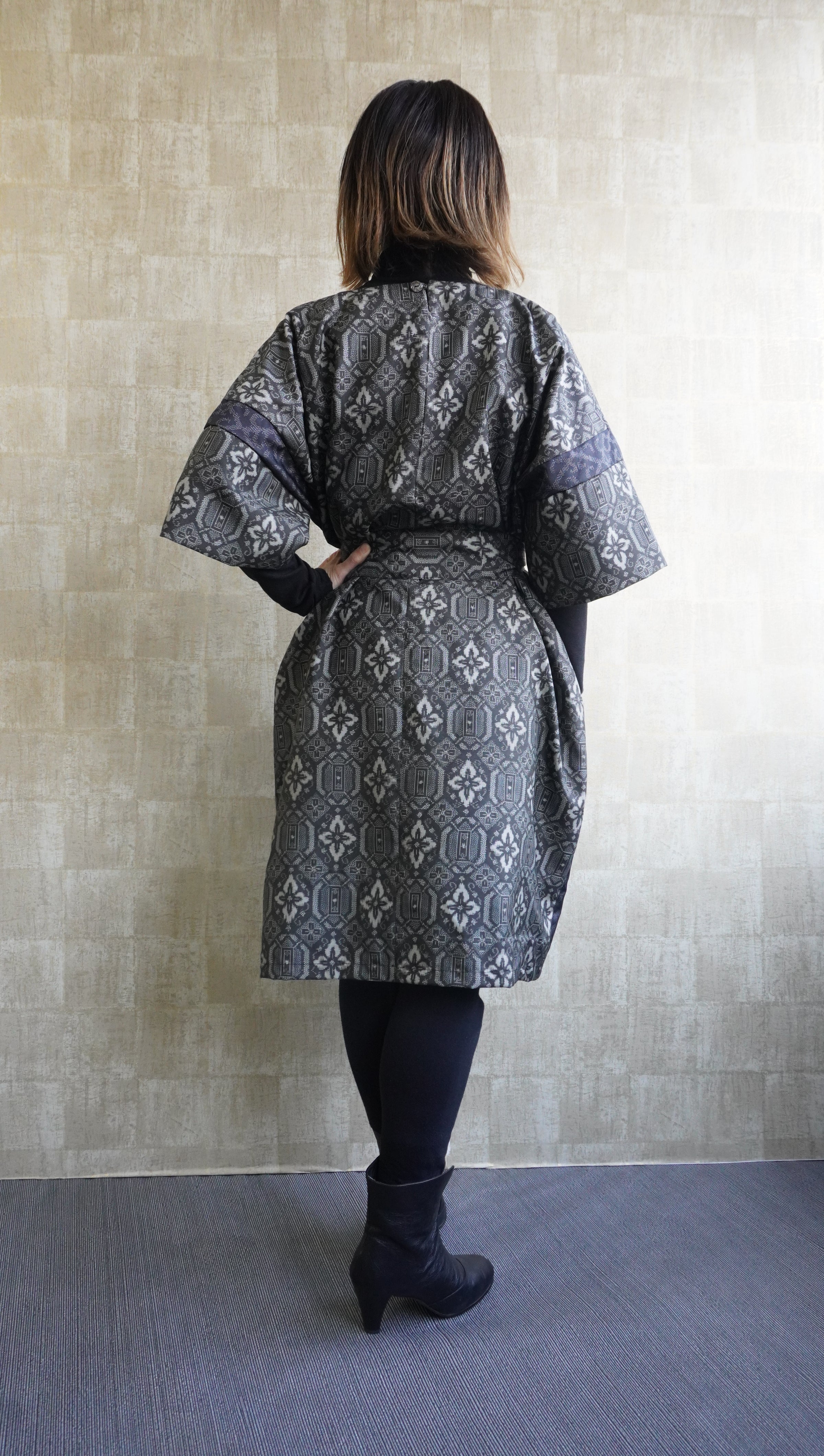 大島紬を使用した灰色のワンピース K190