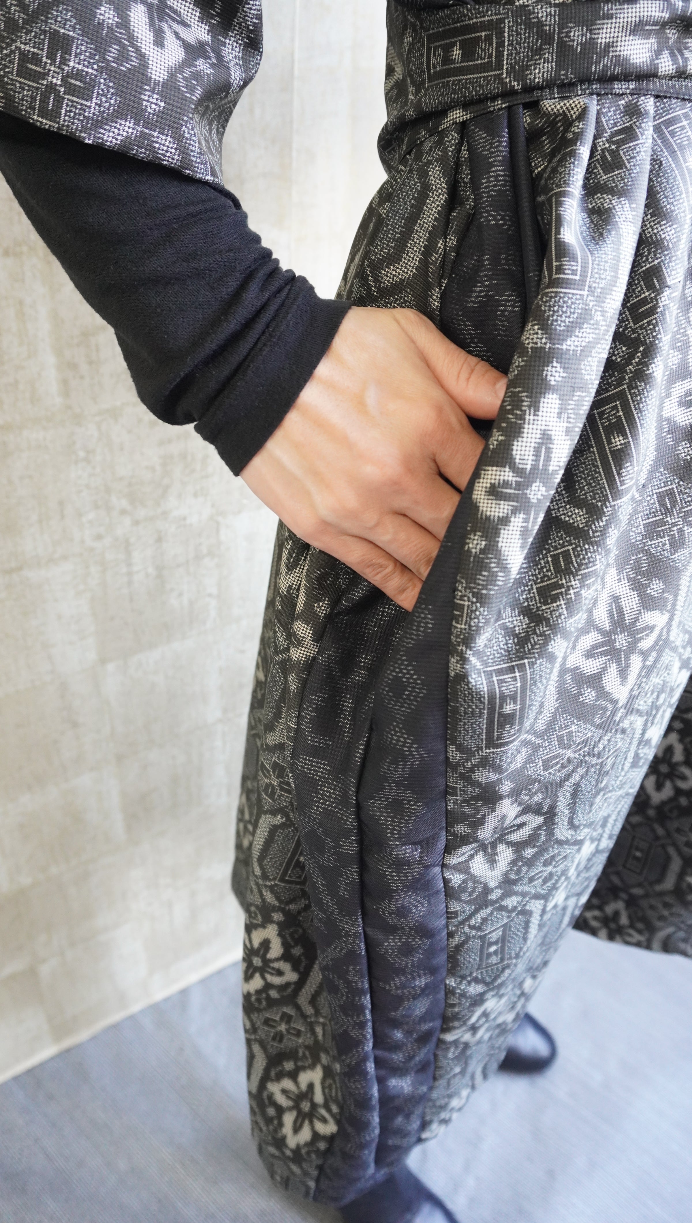 大島紬を使用した灰色のワンピース K190