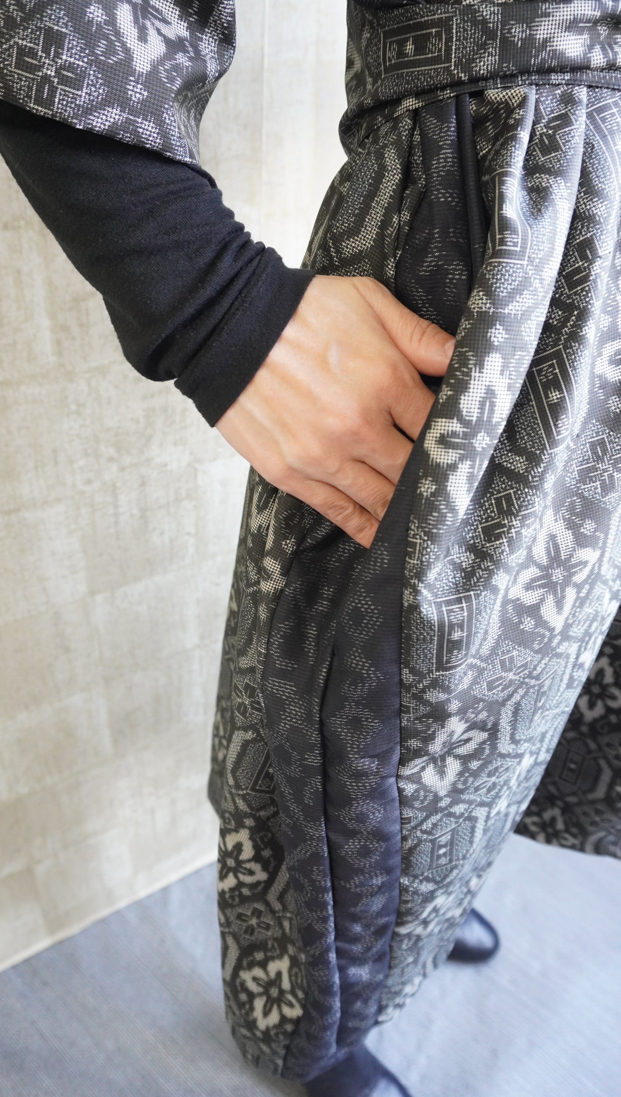 大島紬を使用した灰色のワンピース K190