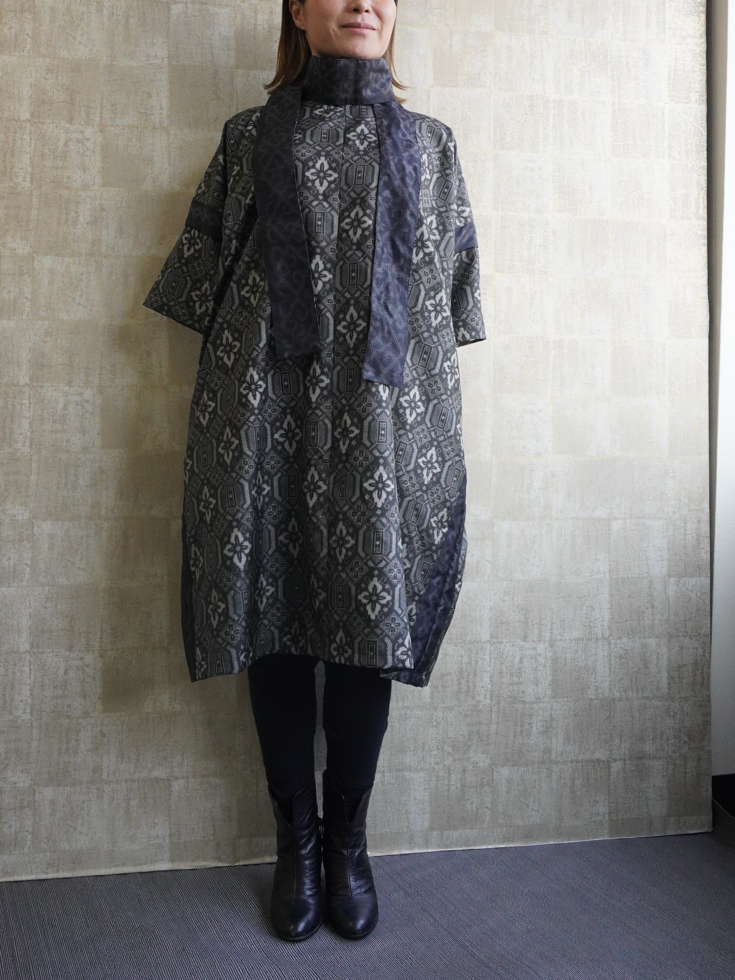 大島紬を使用した灰色のワンピース K190