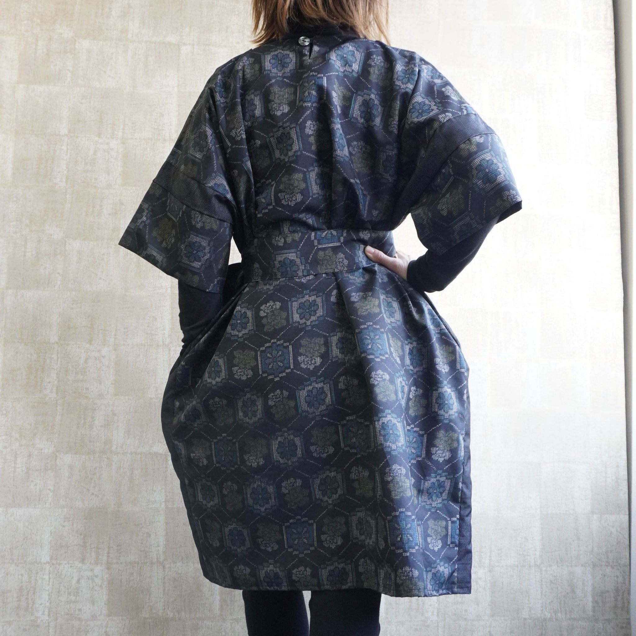 大島紬を使用した紺色のワンピース K191