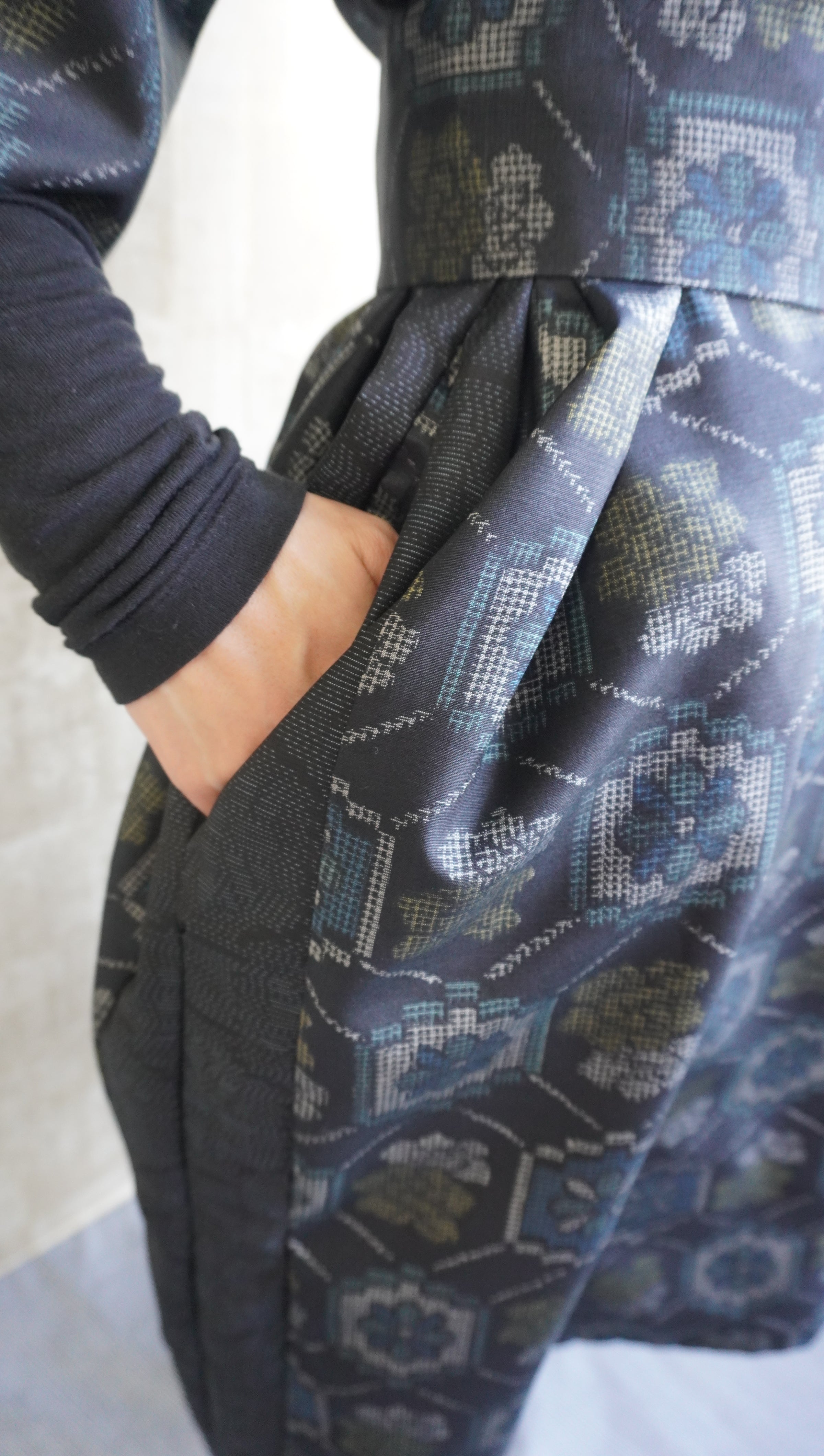 大島紬を使用した紺色のワンピース K191