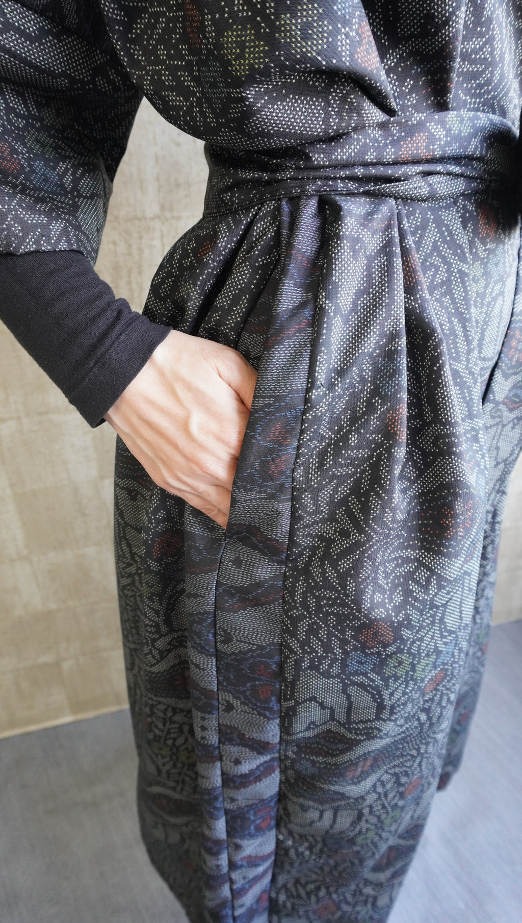 大島紬を使用した灰色のワンピース K192