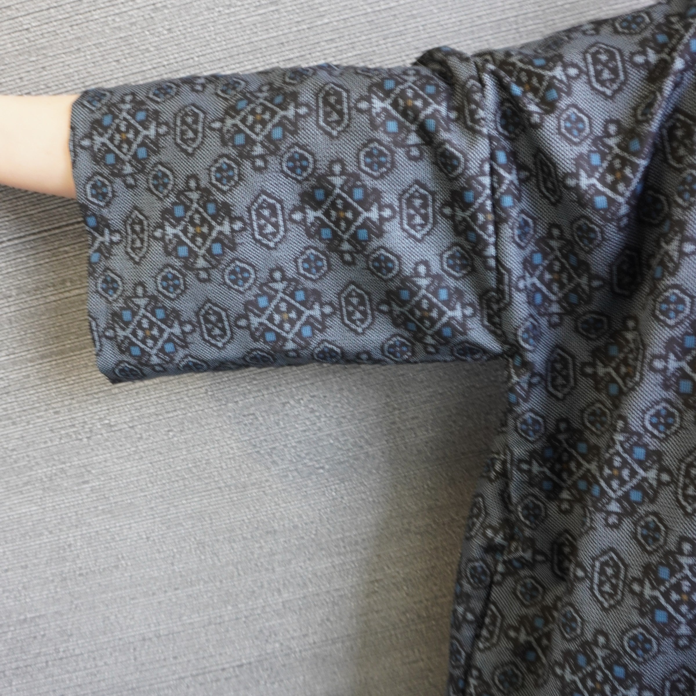 トップス　総柄　ふんわり裾幅　K198