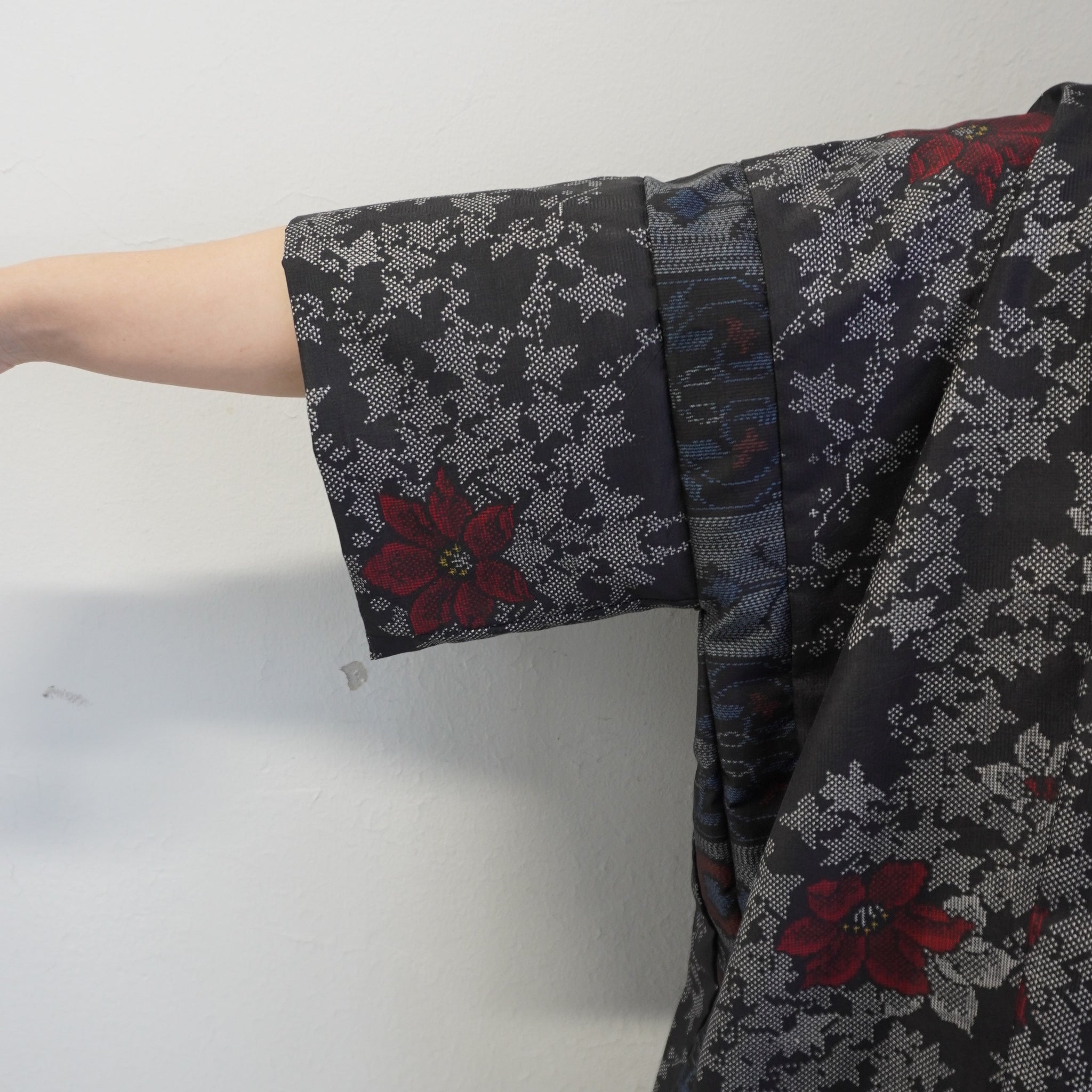 大島紬を使用した黒色のワンピース K200