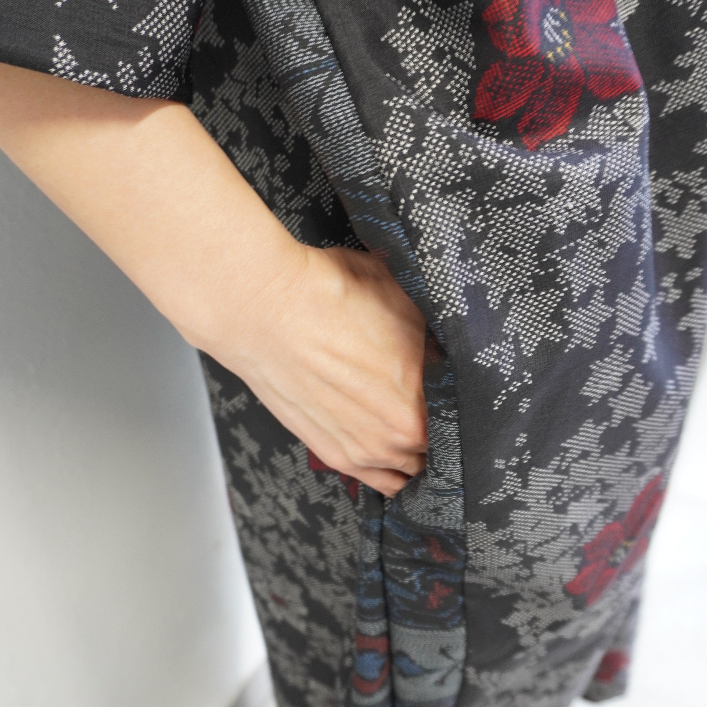 大島紬を使用した黒色のワンピース K200