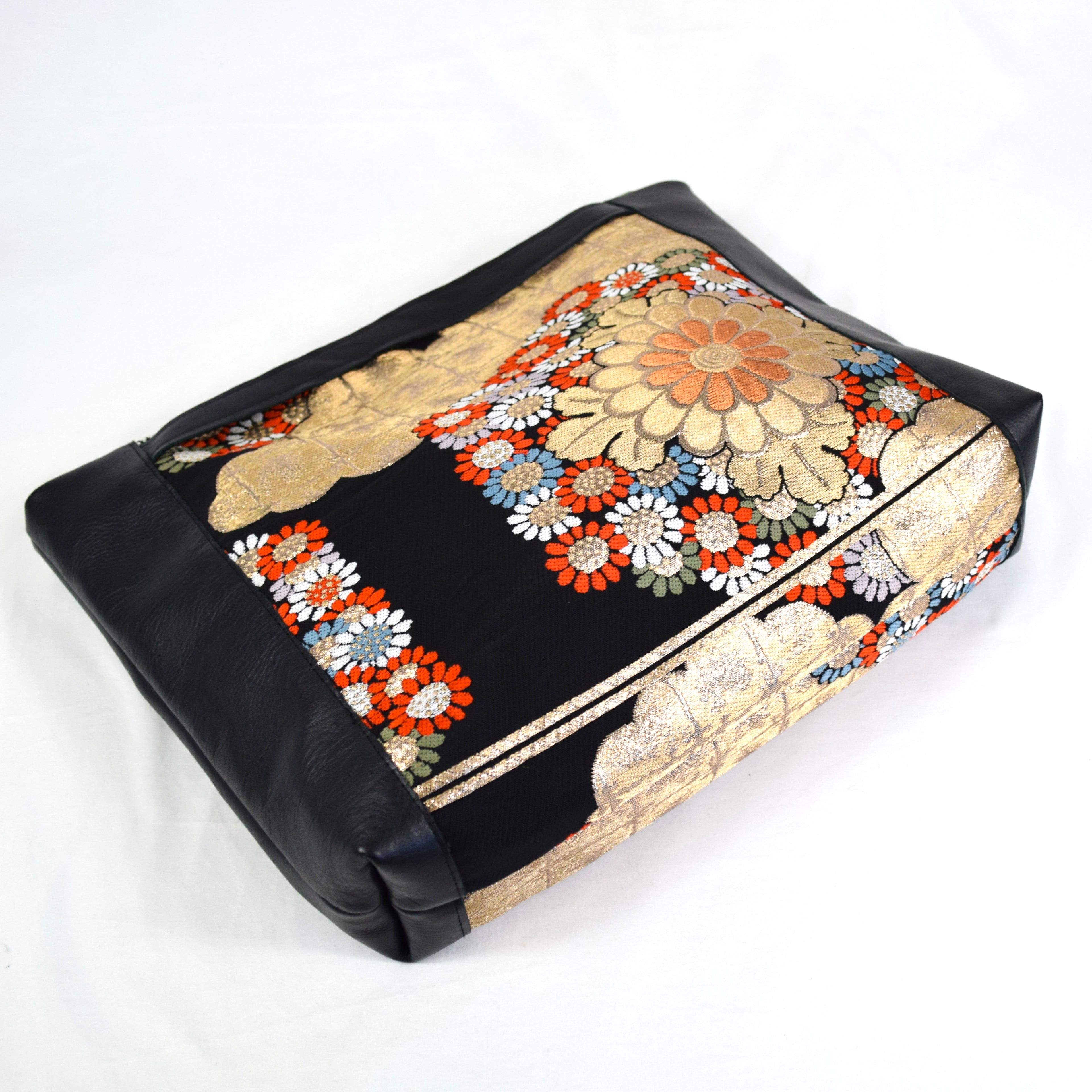 黒地に菊模様のレザートートバッグ　K002