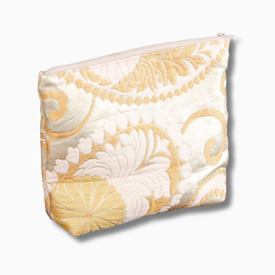 光り輝くポーチ　大きな菊と唐草模様　金襴　K099