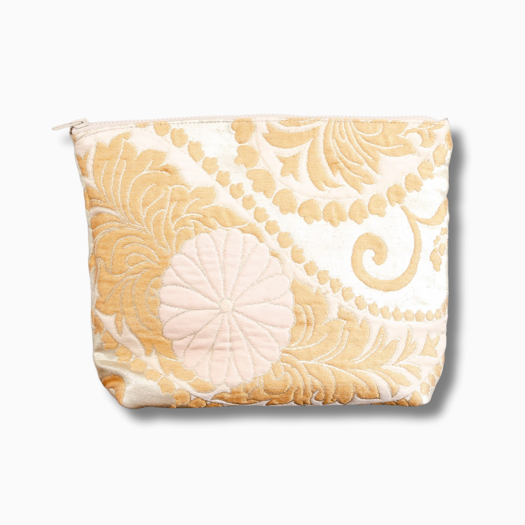 光り輝くポーチ　大きな菊と唐草模様　金襴　K099