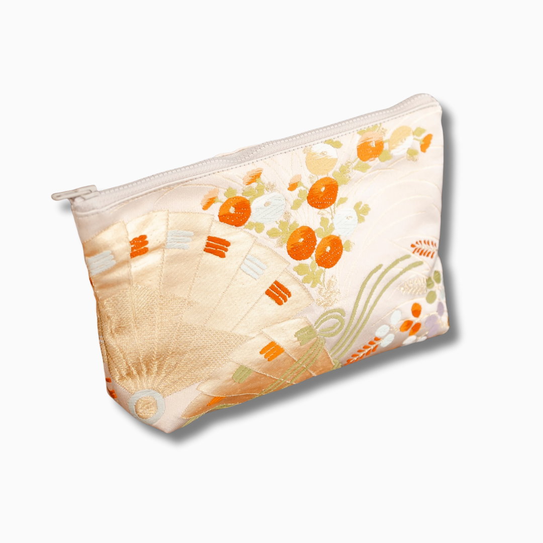 上品なポーチ　大きな扇柄　金襴　K102