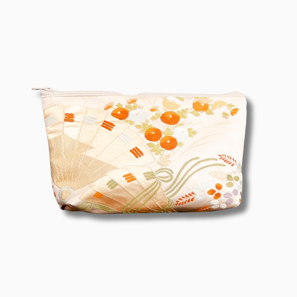 上品なポーチ　大きな扇柄　金襴　K102