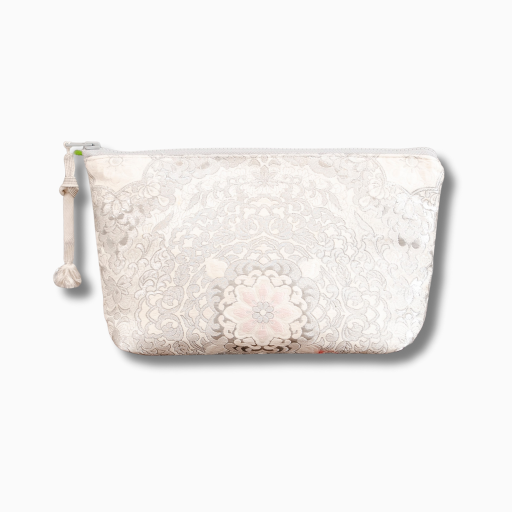 高級感のあるポーチ　銀色の刺繍　唐草模様　K103