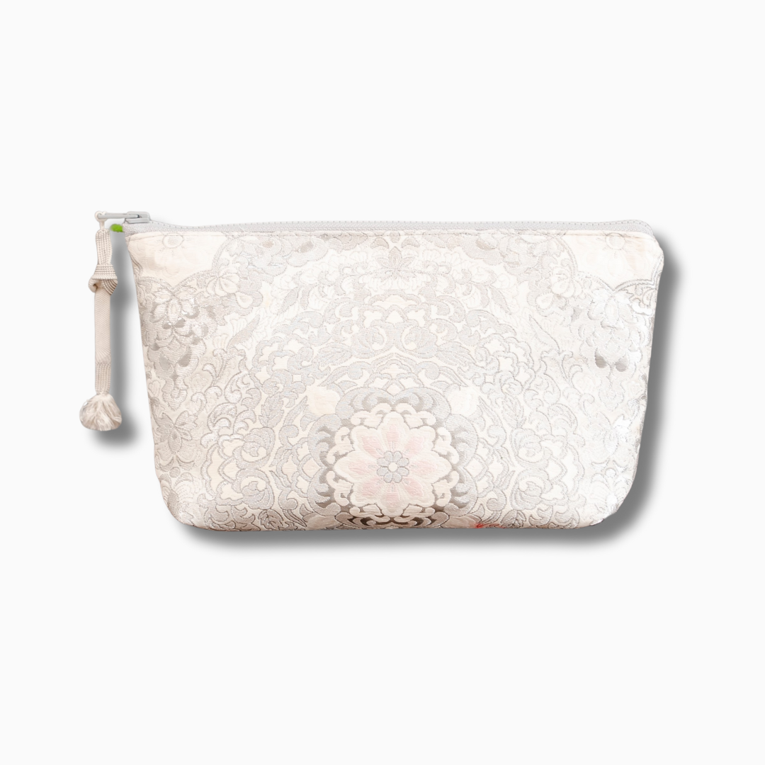 高級感のあるポーチ　銀色の刺繍　唐草模様　K103