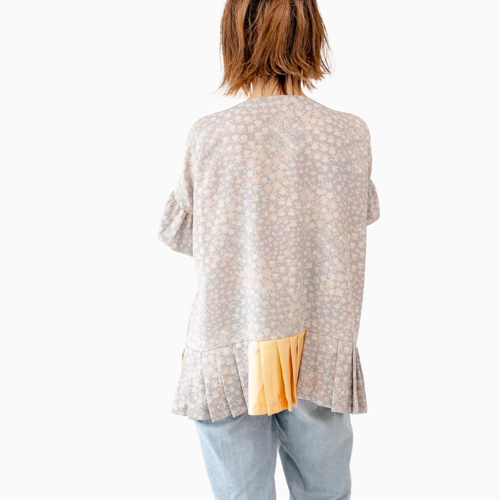 ベージュでやわらかなトップス　総柄　ふんわり裾幅　K124