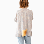 ベージュでやわらかなトップス　総柄　ふんわり裾幅　K124