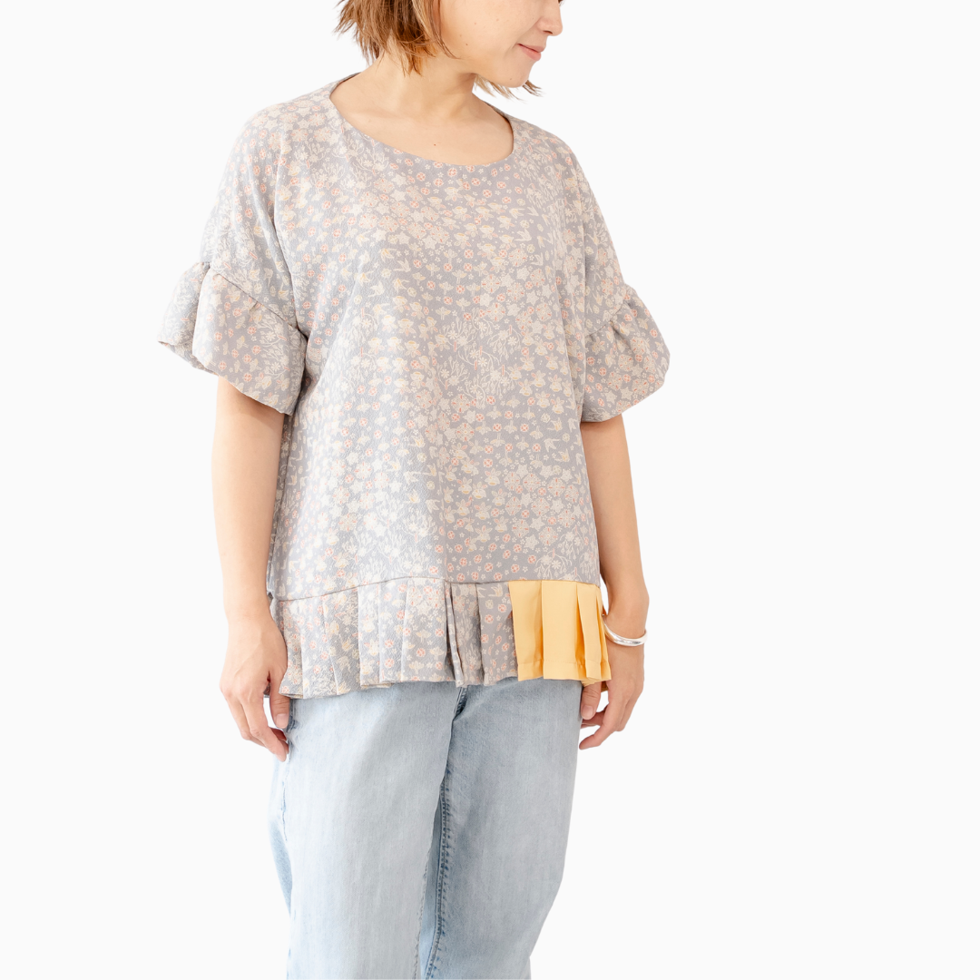 ベージュでやわらかなトップス　総柄　ふんわり裾幅　K124