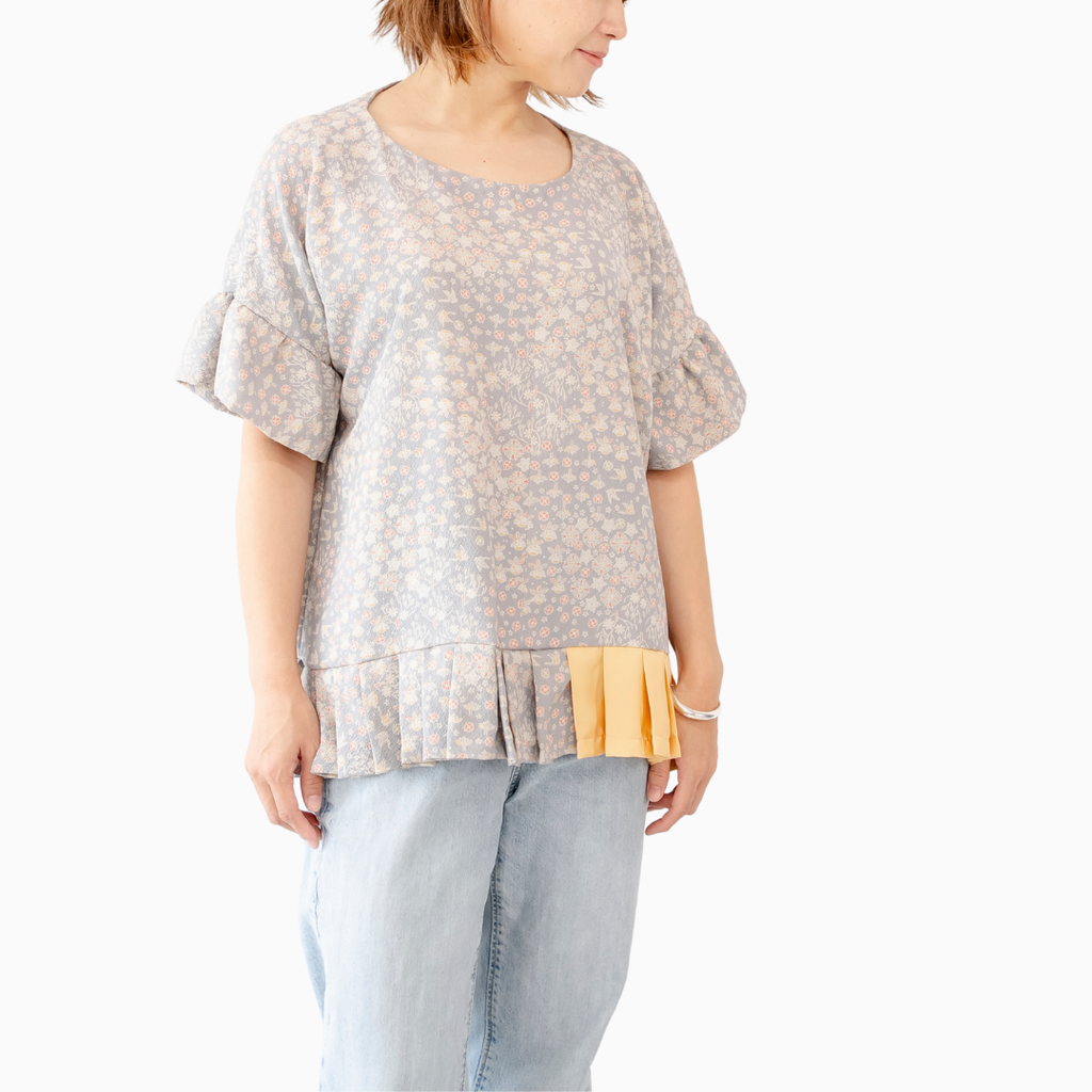 ベージュでやわらかなトップス　総柄　ふんわり裾幅　K124