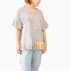 ベージュでやわらかなトップス　総柄　ふんわり裾幅　K124