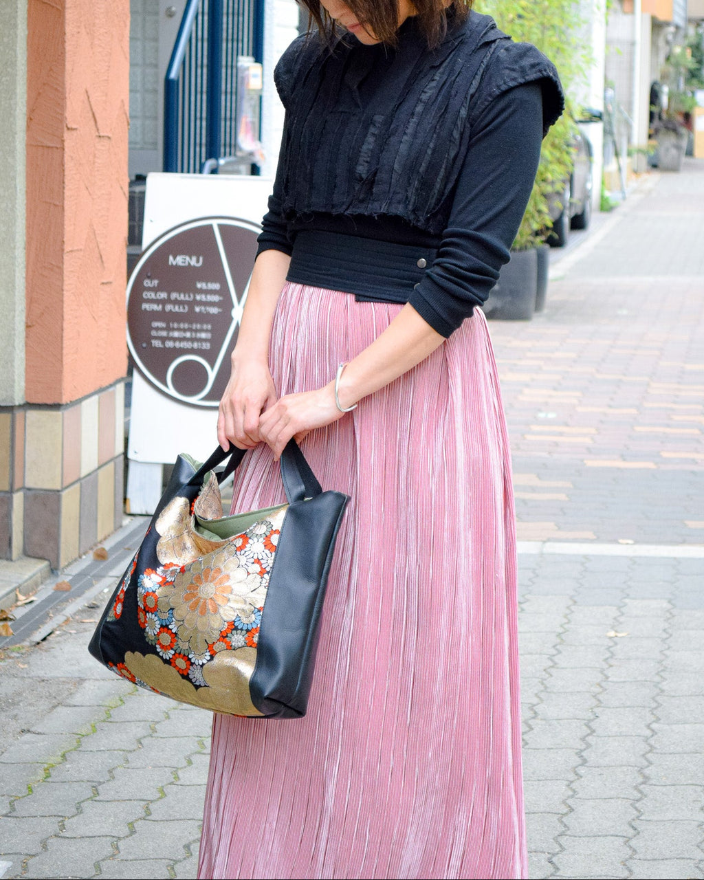 黒地に菊模様のレザートートバッグ　K002