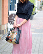 黒地に菊模様のレザートートバッグ　K002