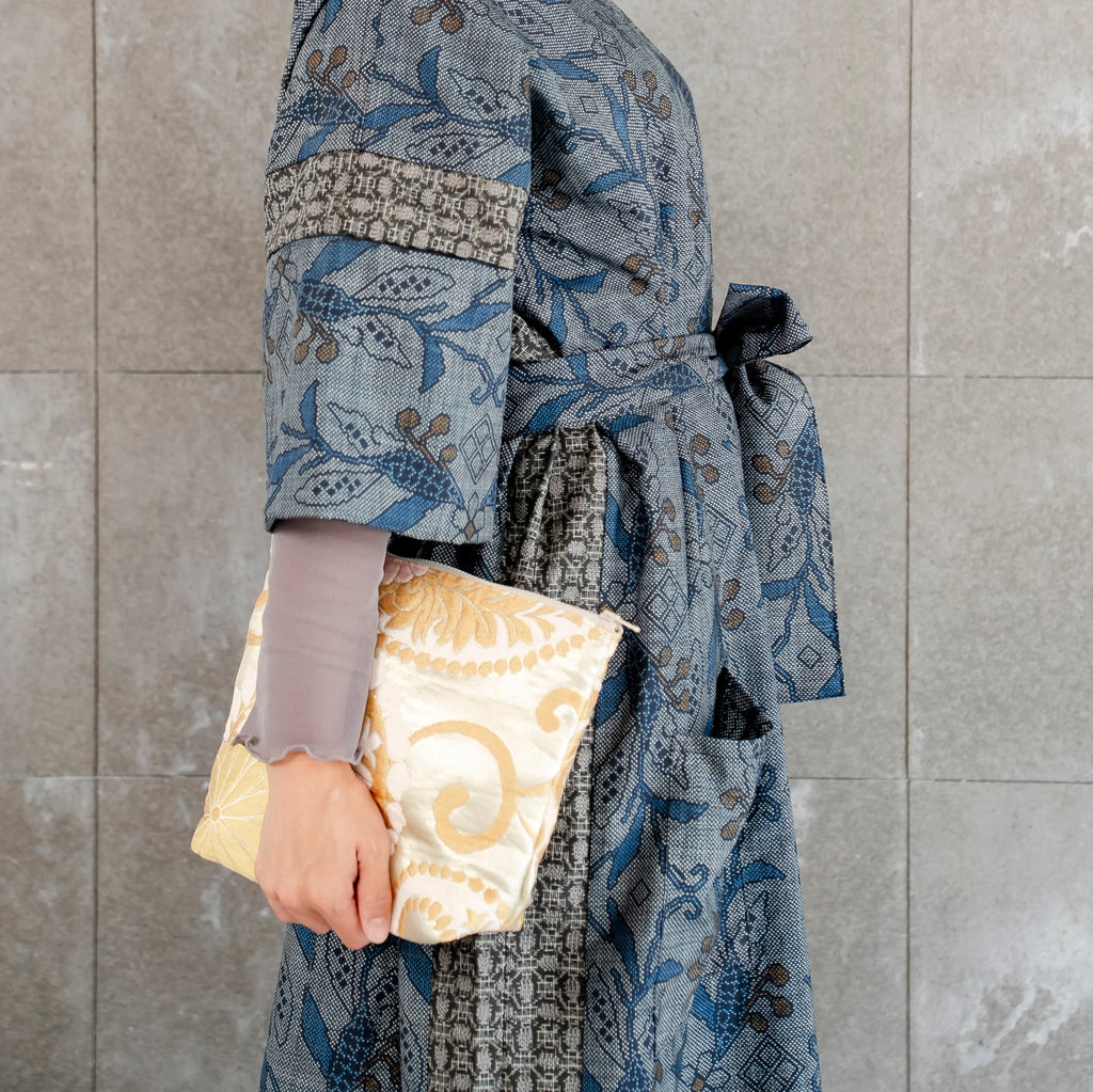 光り輝くポーチ　大きな菊と唐草模様　金襴　K099