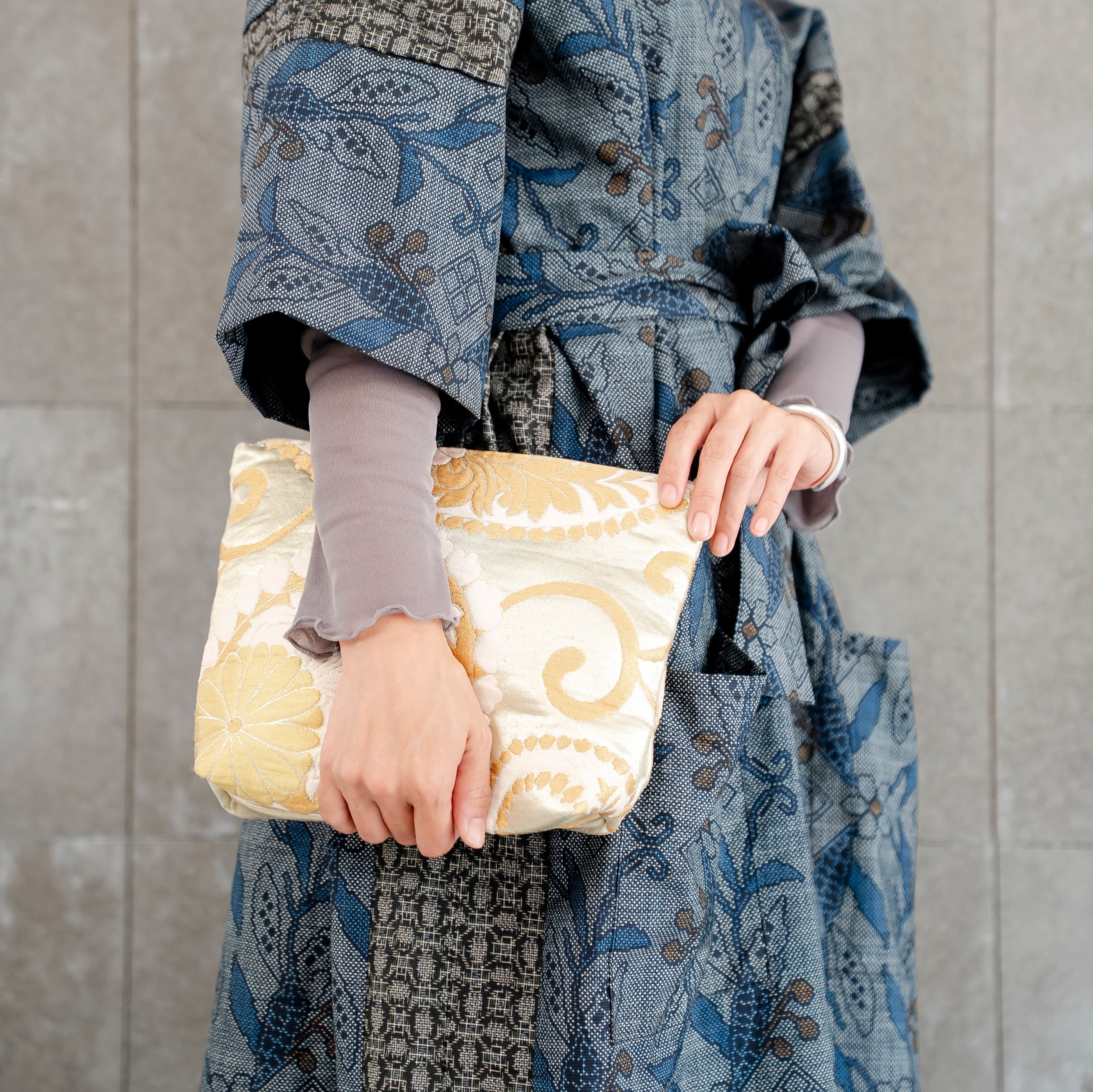 光り輝くポーチ　大きな菊と唐草模様　金襴　K099