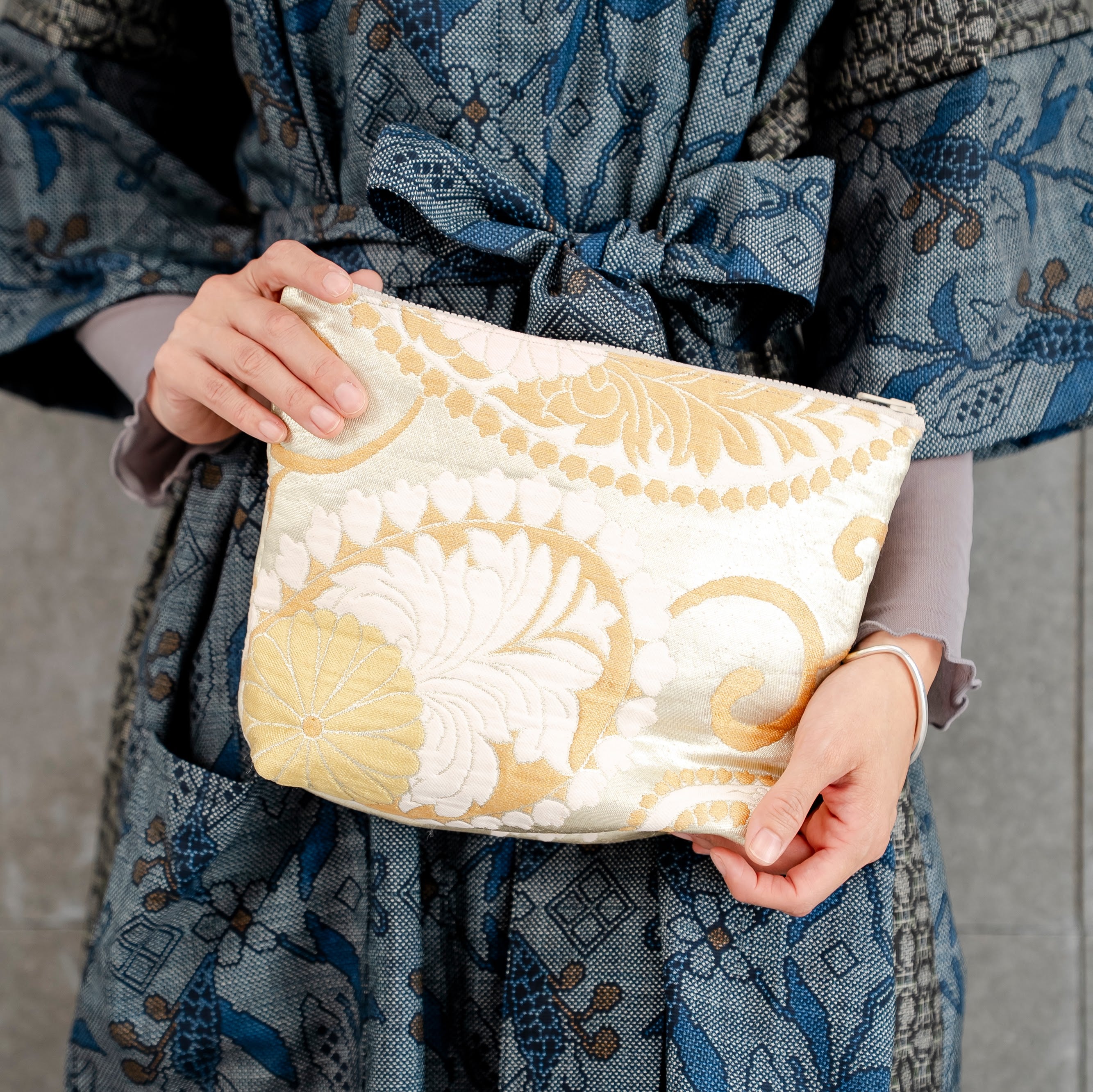 光り輝くポーチ　大きな菊と唐草模様　金襴　K099