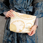 光り輝くポーチ　大きな菊と唐草模様　金襴　K099