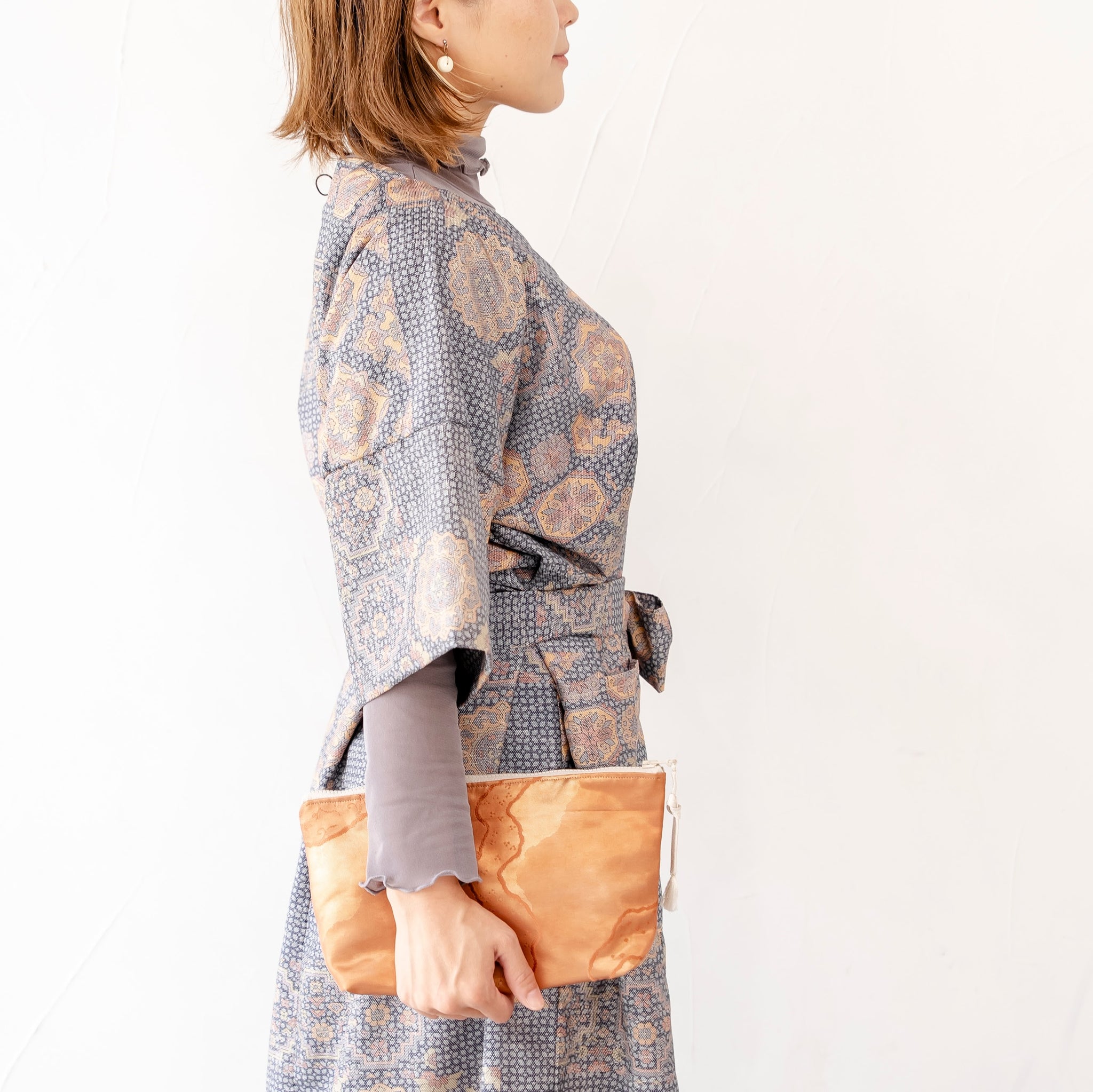 光沢のある赤橙色　クラッチバッグ　バッグインバッグ　K100