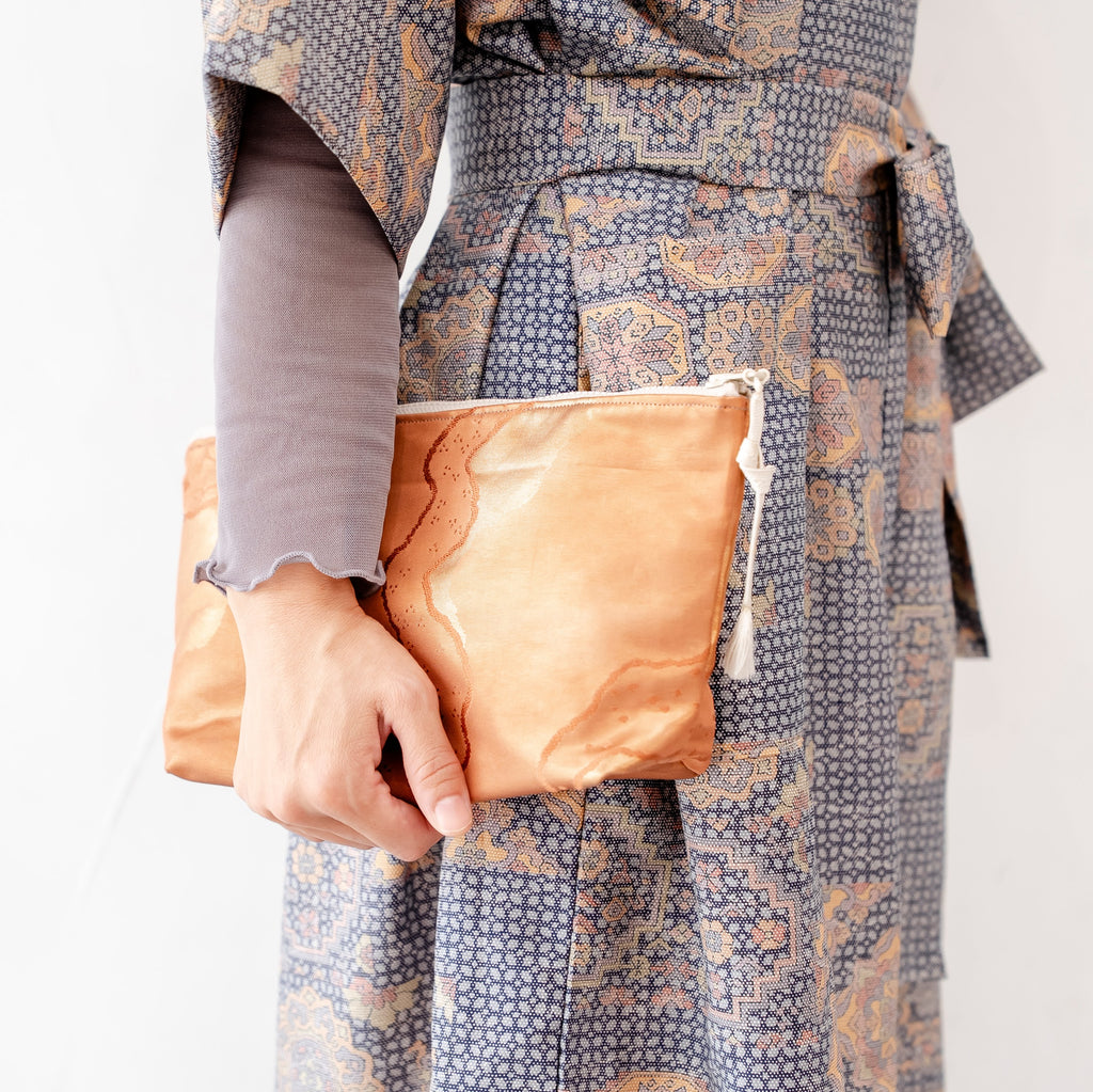 光沢のある赤橙色　クラッチバッグ　バッグインバッグ　K100