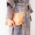 光沢のある赤橙色　クラッチバッグ　バッグインバッグ　K100