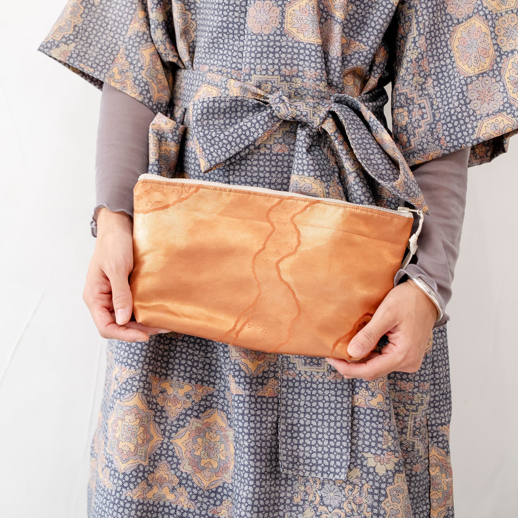 光沢のある赤橙色　クラッチバッグ　バッグインバッグ　K100