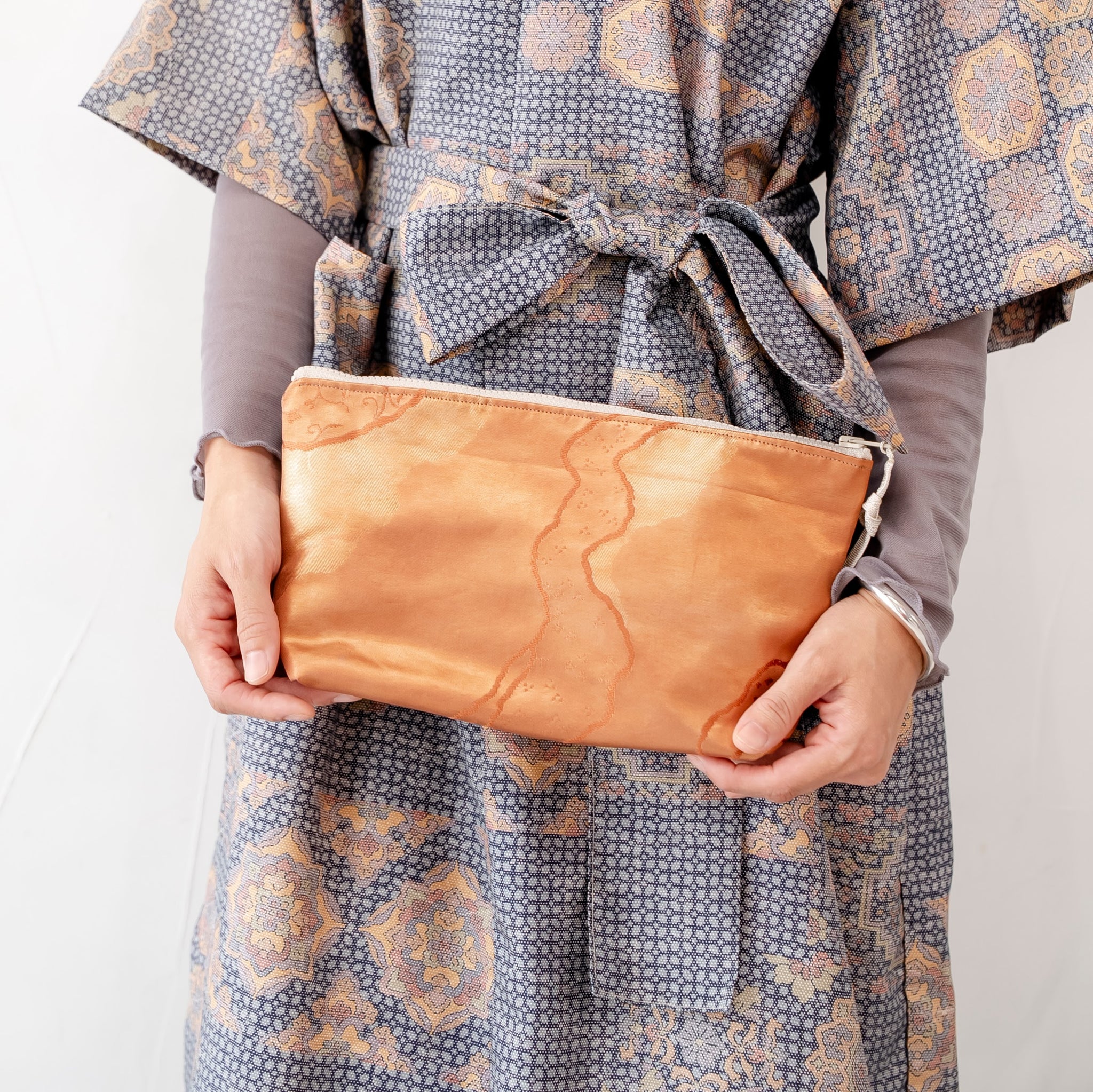 光沢のある赤橙色　クラッチバッグ　バッグインバッグ　K100