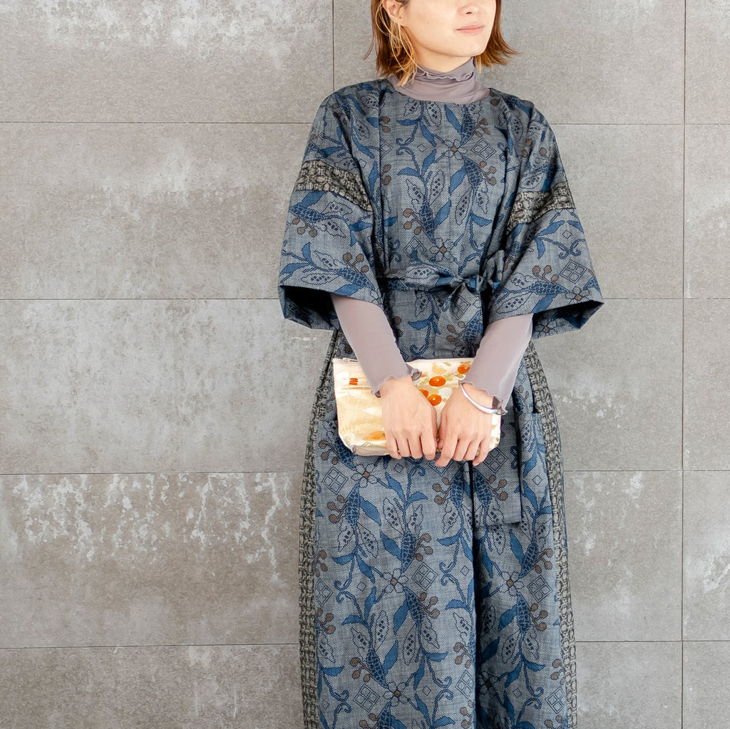 上品なポーチ　大きな扇柄　金襴　K102