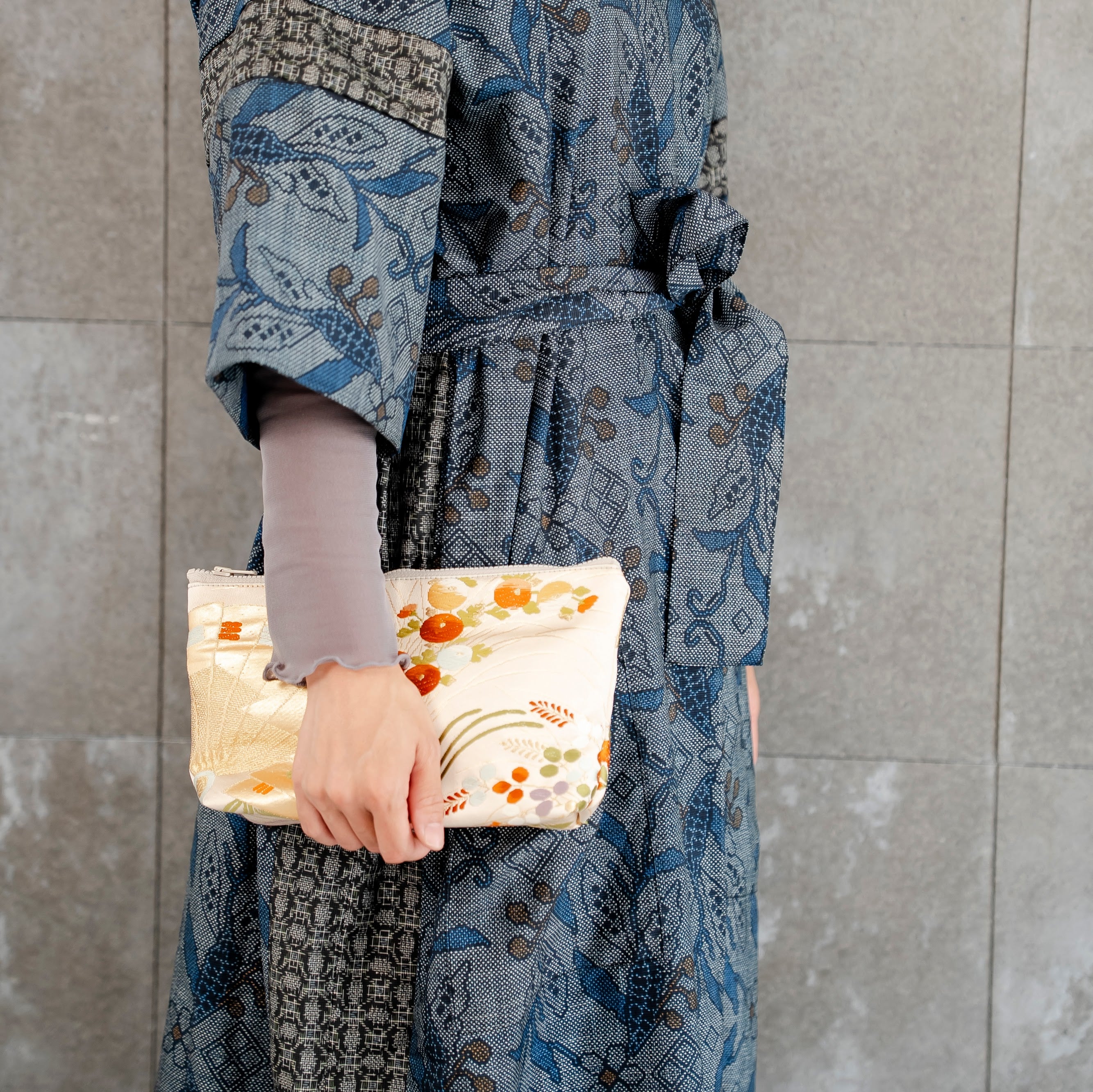 上品なポーチ　大きな扇柄　金襴　K102