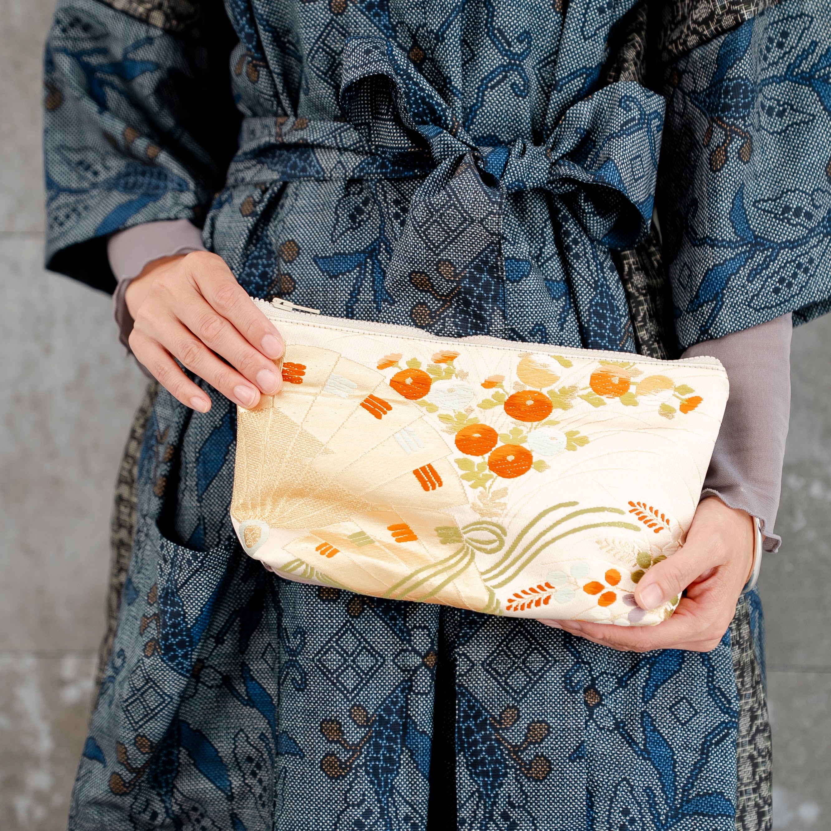 上品なポーチ　大きな扇柄　金襴　K102