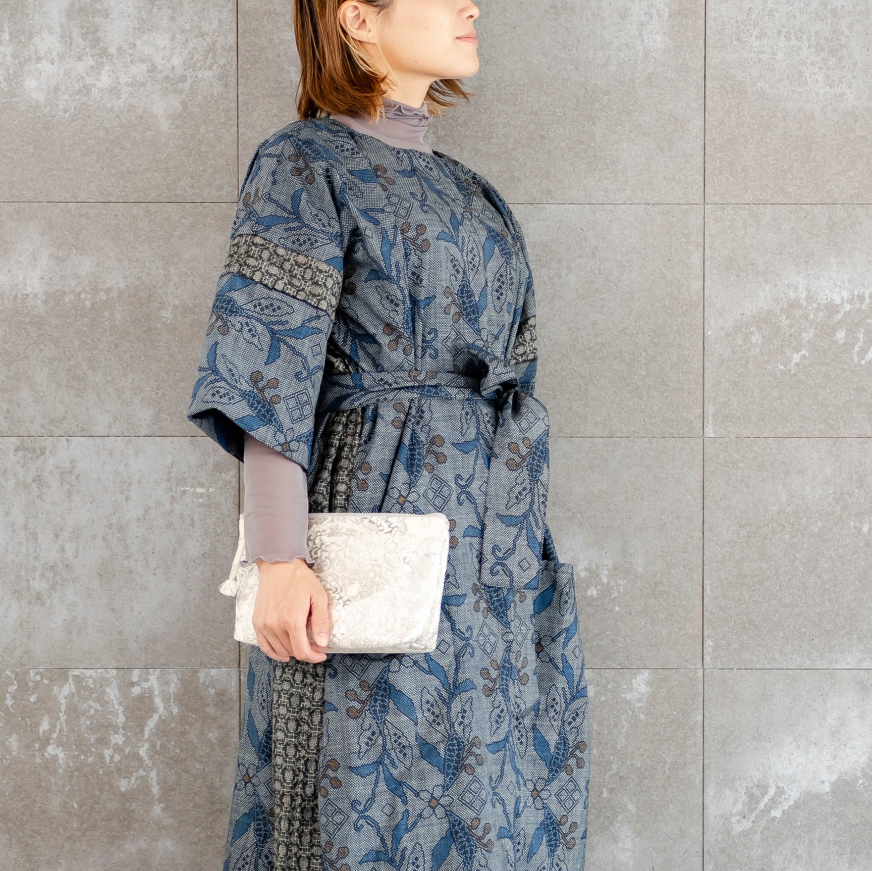 高級感のあるポーチ　銀色の刺繍　唐草模様　K103