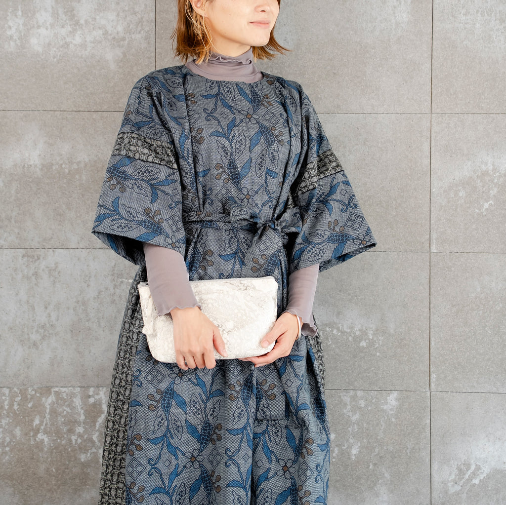 高級感のあるポーチ　銀色の刺繍　唐草模様　K103