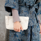 高級感のあるポーチ　銀色の刺繍　唐草模様　K103