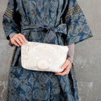 高級感のあるポーチ　銀色の刺繍　唐草模様　K103