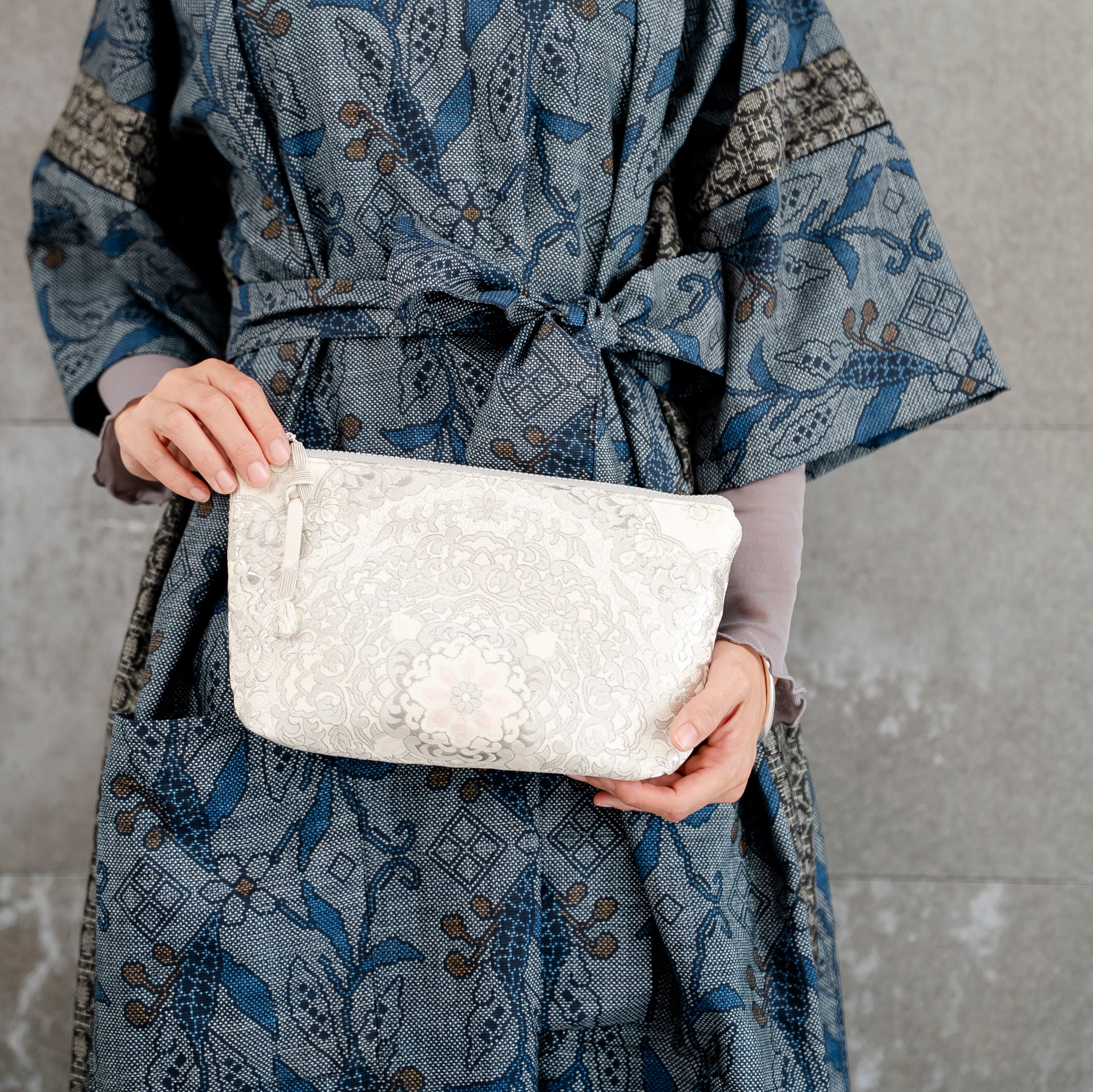 高級感のあるポーチ　銀色の刺繍　唐草模様　K103