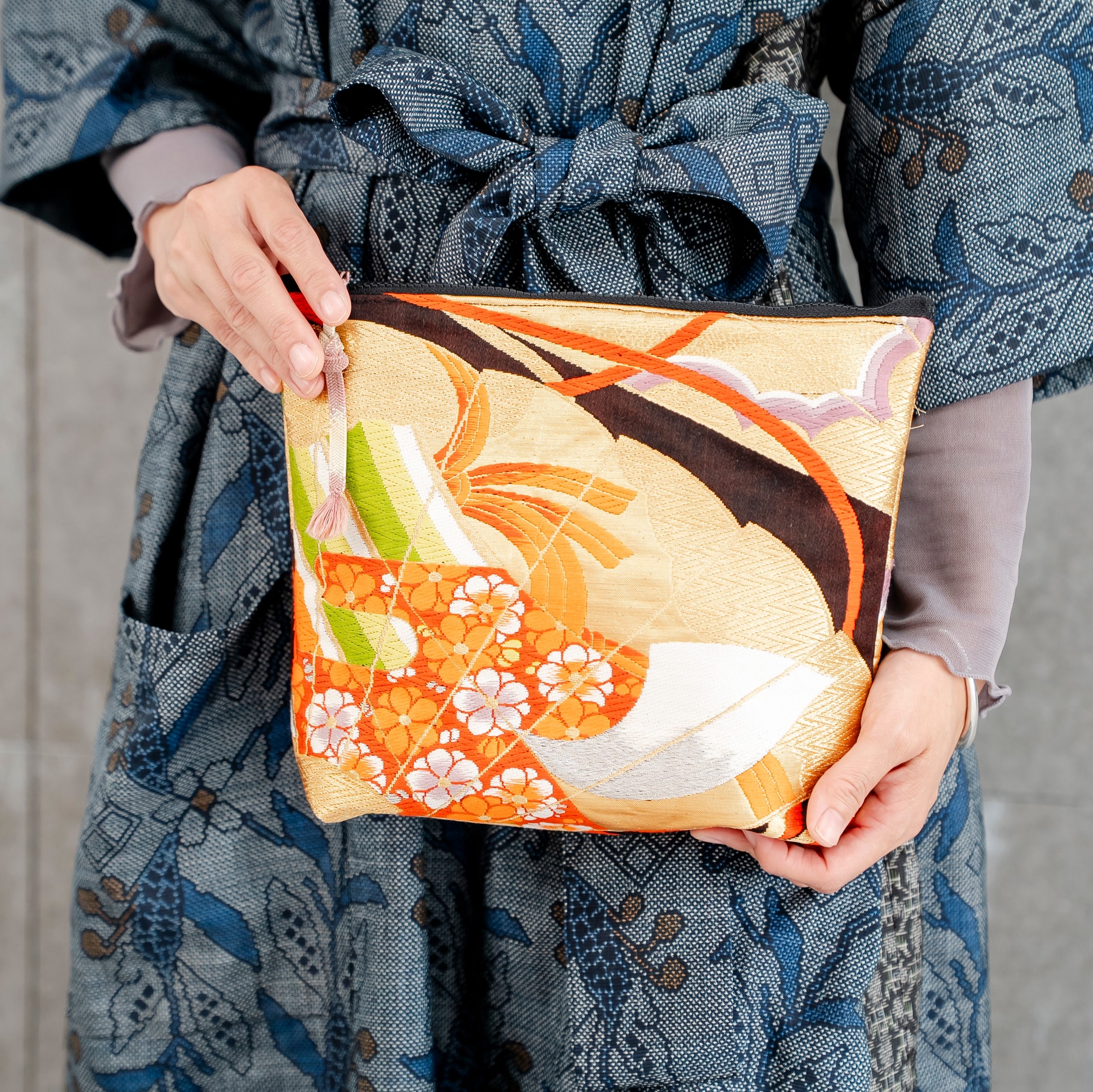 豪華なポーチ　金襴　唐草模様　K106