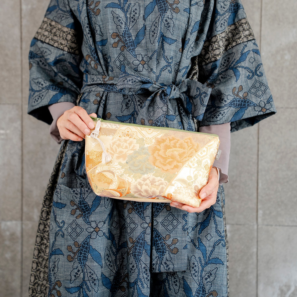 上品で華やかなポーチ　牡丹　金襴　K121