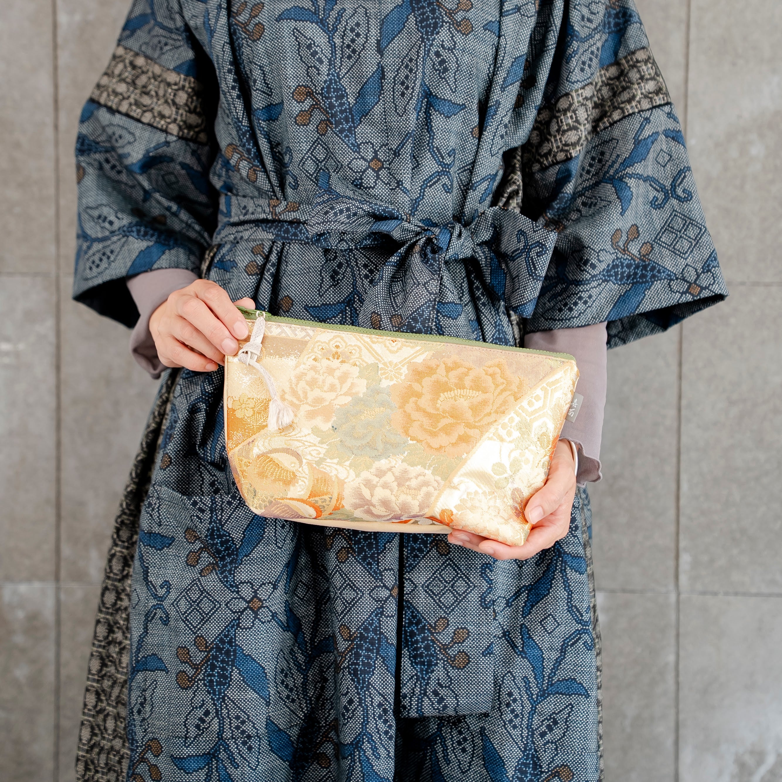 上品で華やかなポーチ　牡丹　金襴　K121