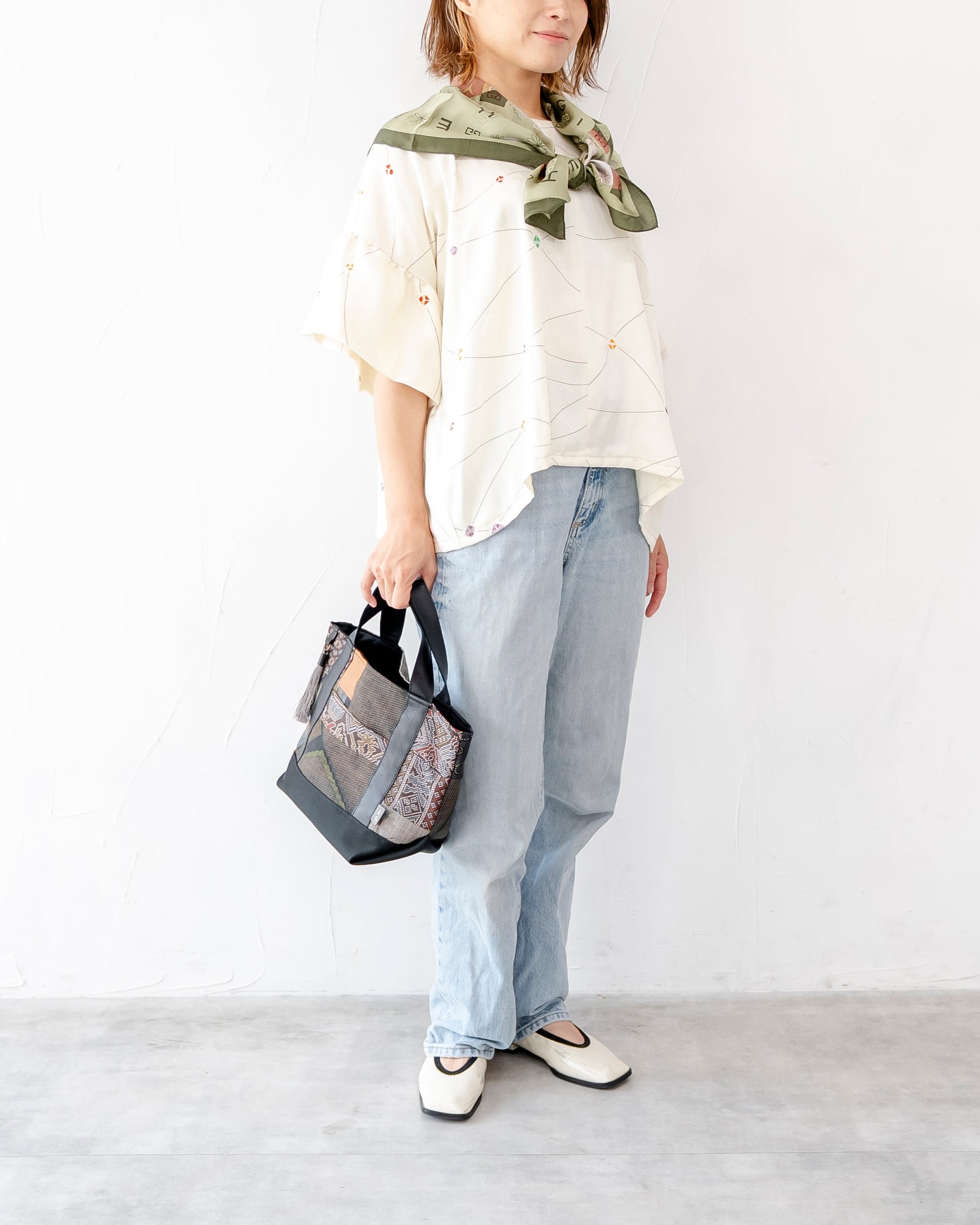 オフホワイト　やわらかシルクトップス　ふんわり袖とやさしい着心地K123