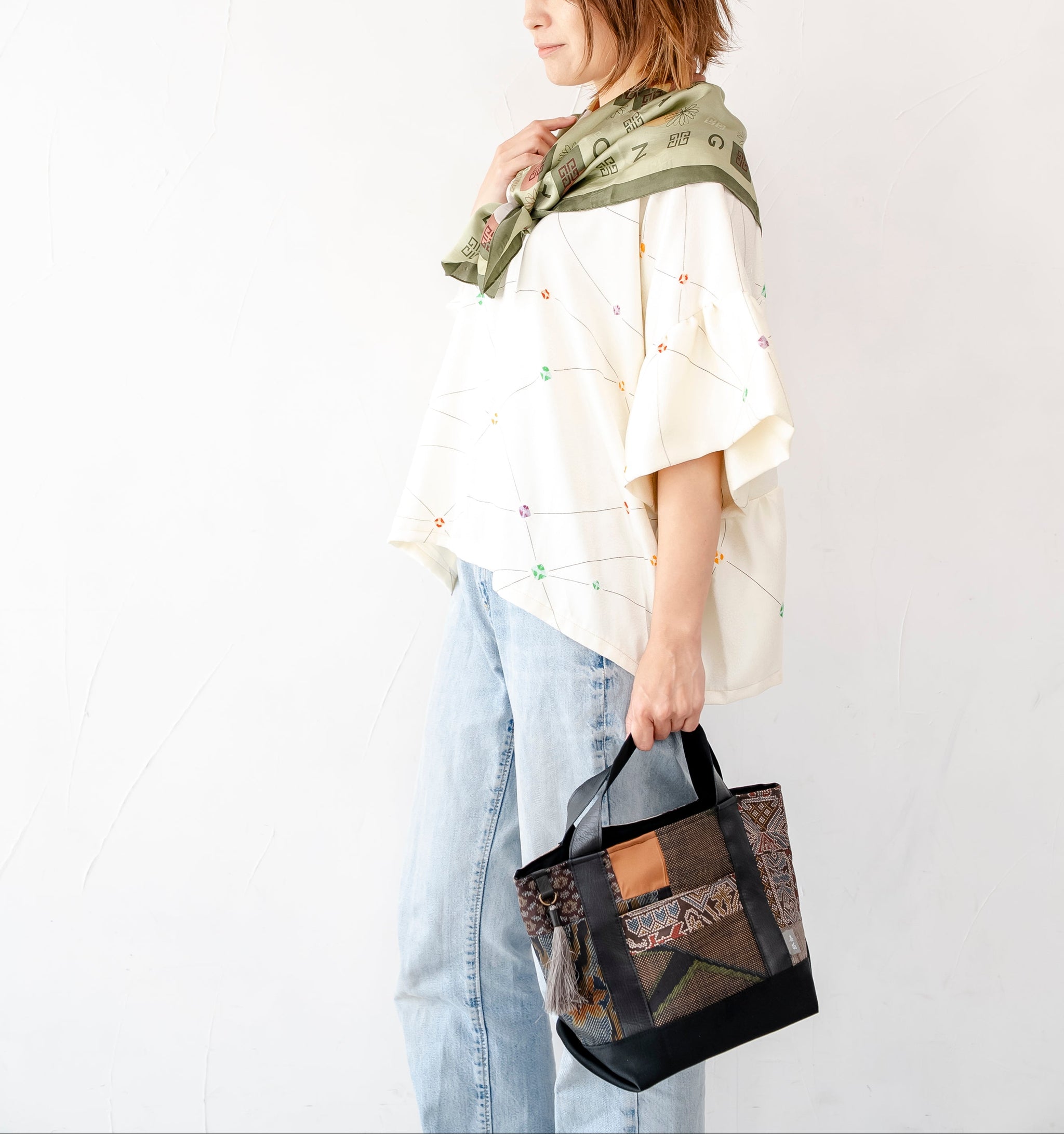 オフホワイト　やわらかシルクトップス　ふんわり袖とやさしい着心地K123