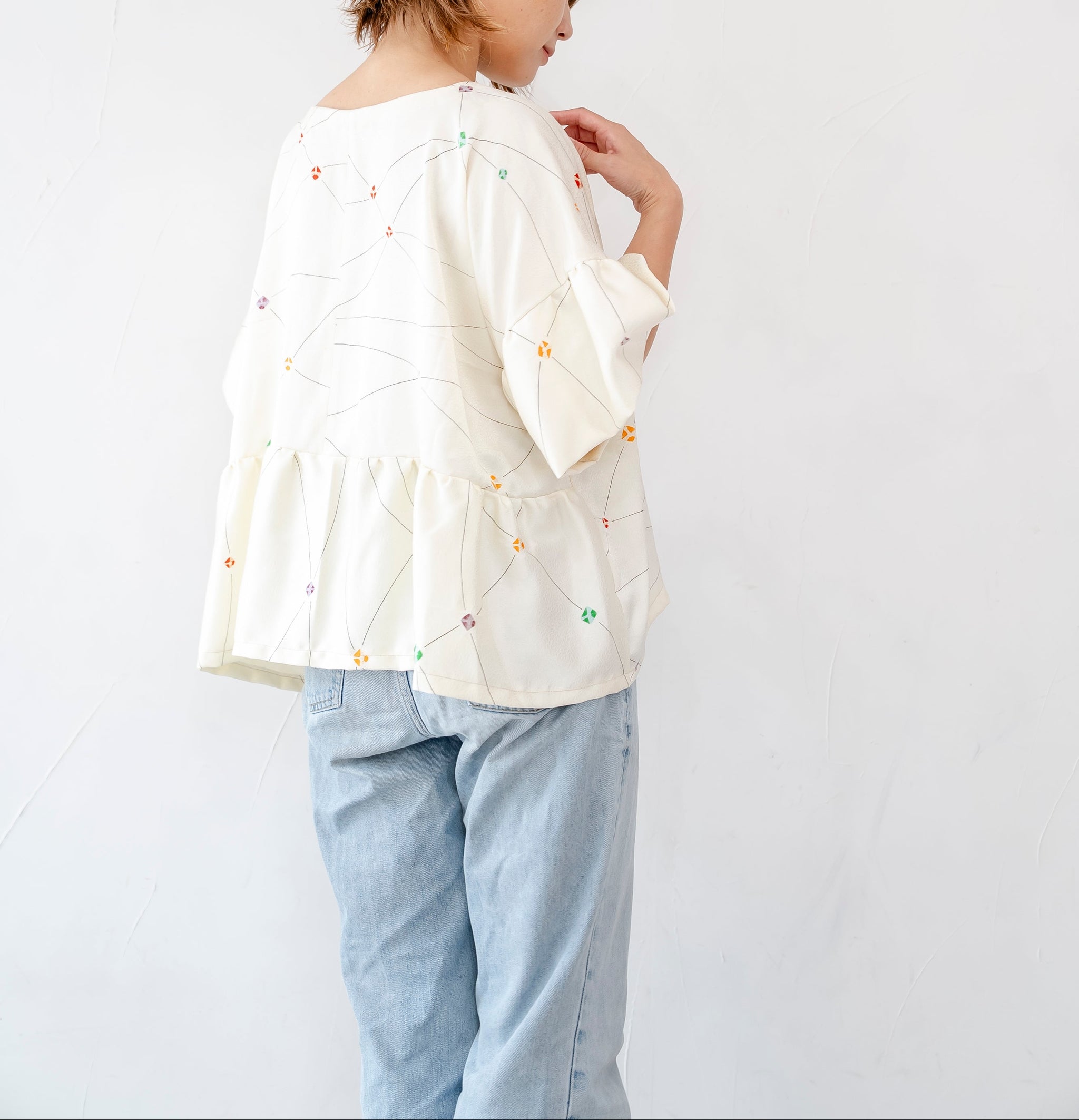 オフホワイト　やわらかシルクトップス　ふんわり袖とやさしい着心地K123